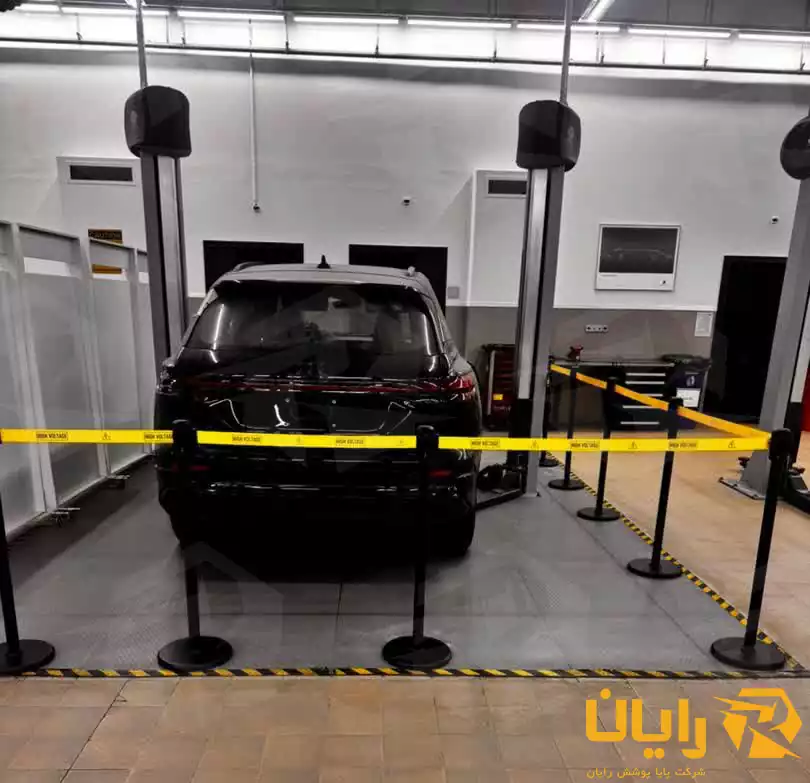 عکس خودروی برقی در حال شارژ روی کفپوش عایق شارژ EV